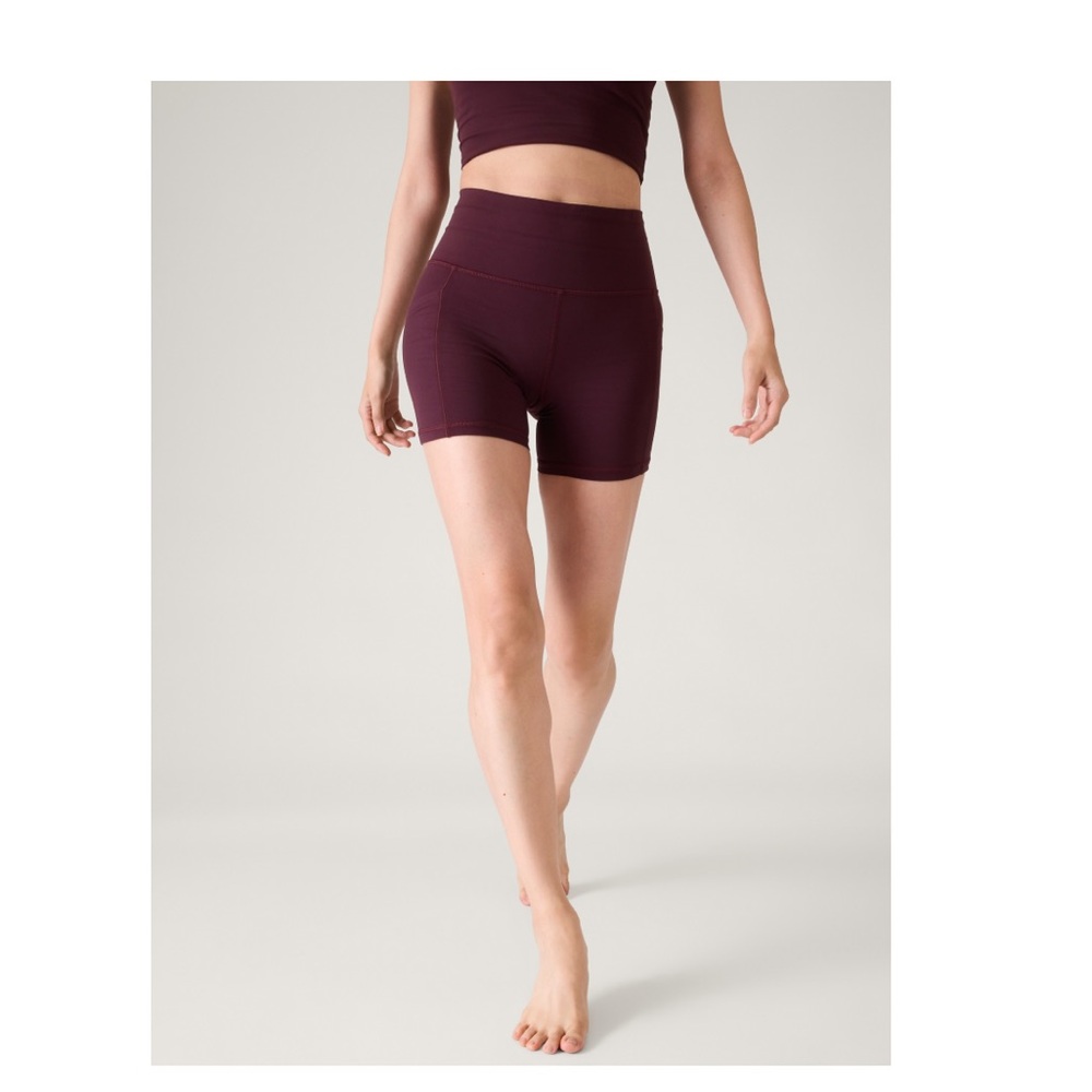 Athleta Salutation Stash High Rise 5 Short
Color: Spiced Cabernet